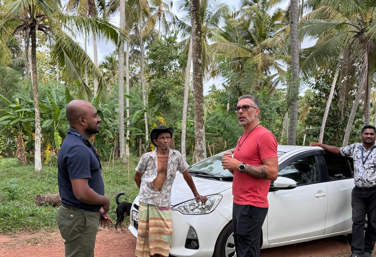 David rencontre un fermier au Sri Lanka